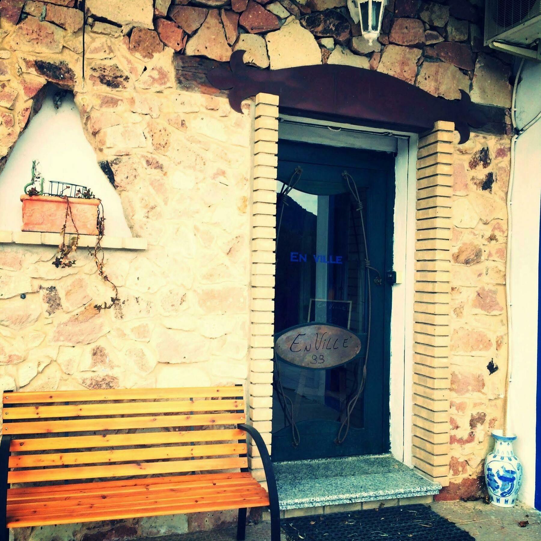 En Ville Bed And Breakfast Gonnesa Bagian luar foto